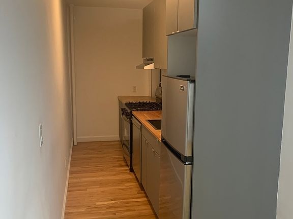 3rd image of 200 Haven Ave #Dd1