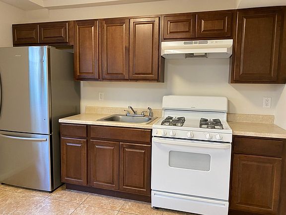 3rd image of 146 Jackson Ave #1B