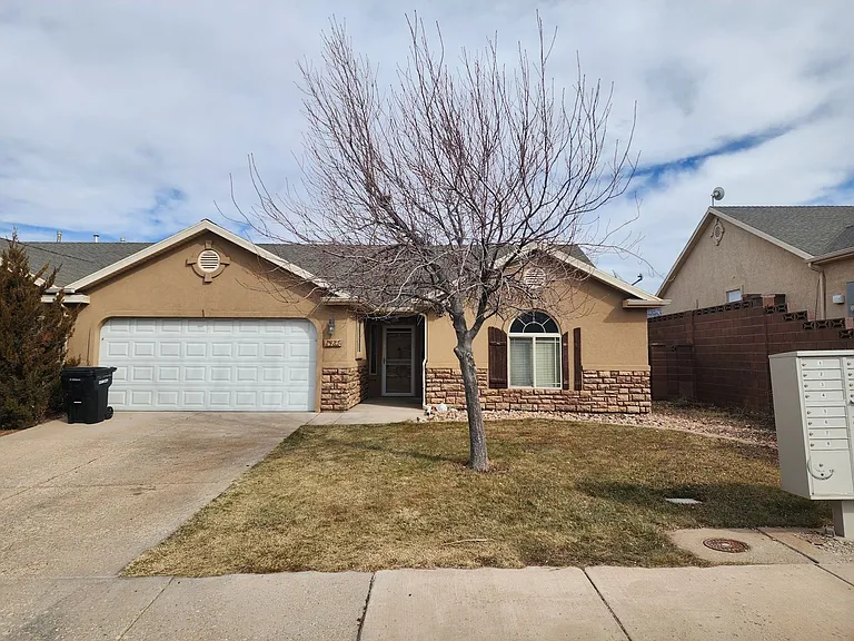 1421 Northern View Dr — Photo 2