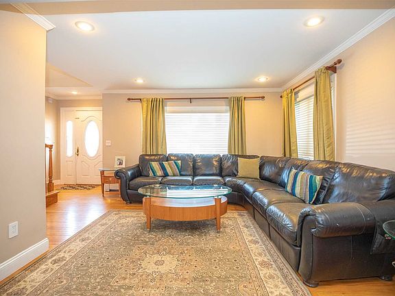 3rd image of 24 Hastings Ln
