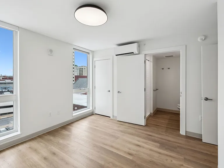 West 6th Apartments — Photo 80