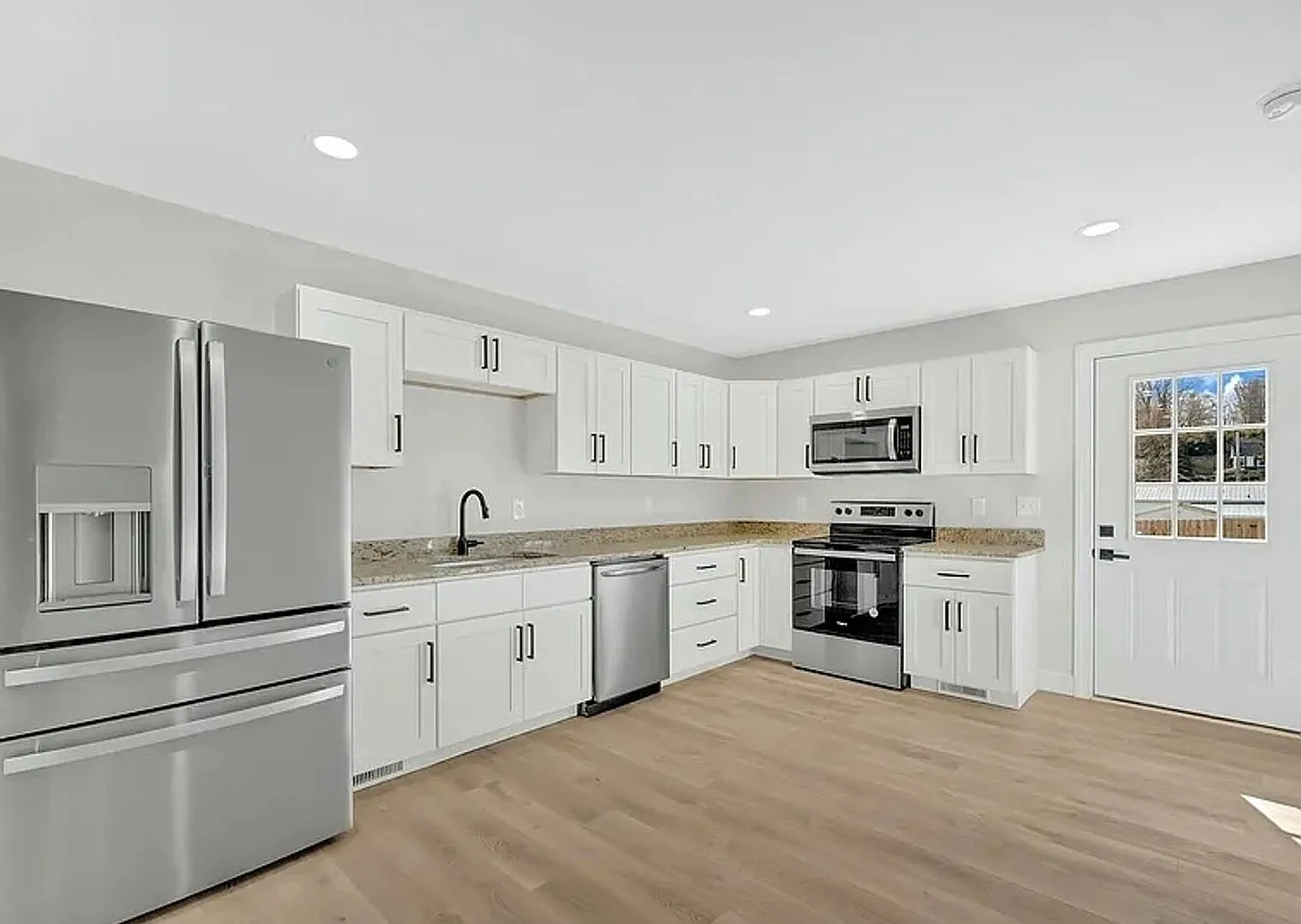 New 4BR/3.5BA Townhome in Meadowview Modern Living in a Peaceful Historic Setting Near Emory & Henry — Photo 1