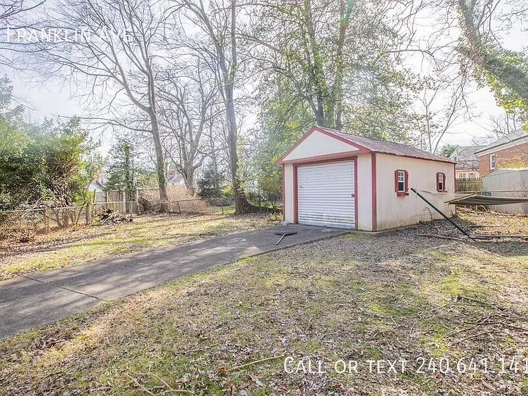 8 Franklin Ave — Photo 36