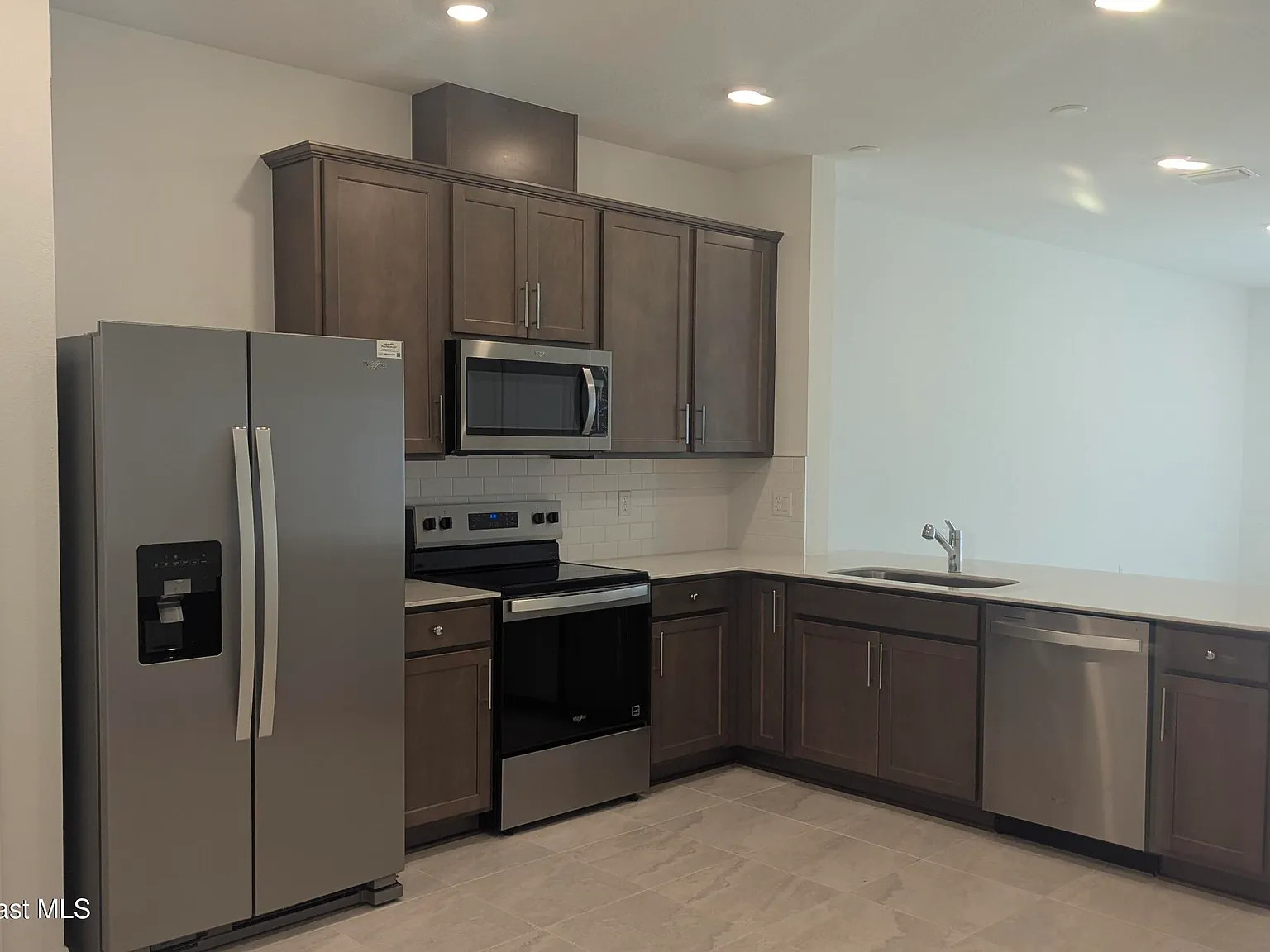 3 bed, 2.0 bath, 1699 sqft, $2,200 — Photo 3
