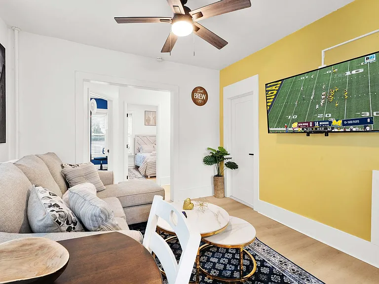 1032 Vaughn St — Photo 1