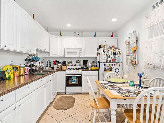 2nd image of 210 E Monterey Ave APT 2