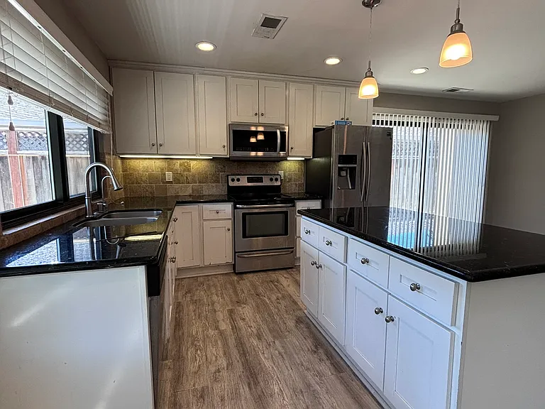 2348 Sawyer Ct — Photo 3