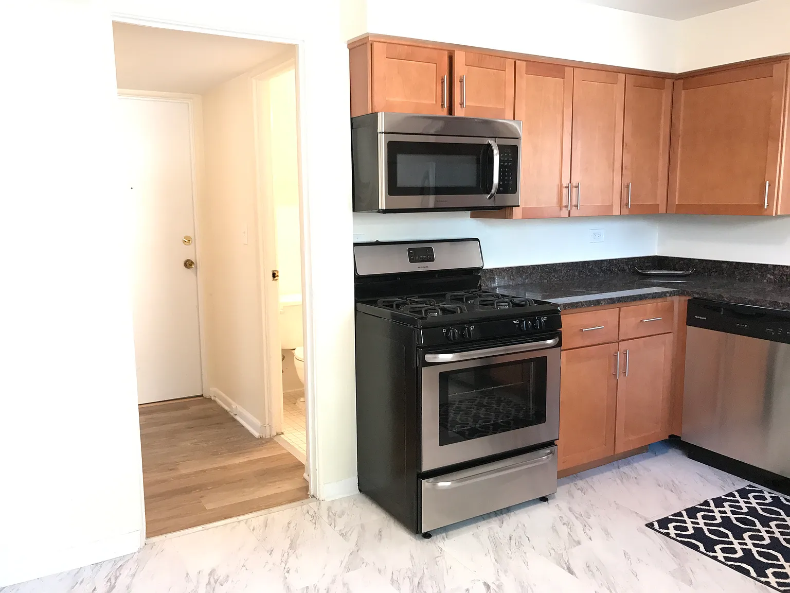 Rarely Available, Garden apartment in convenient Evanston location! — Photo 2