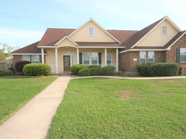 101 Revere Ct, Clute, TX 77531