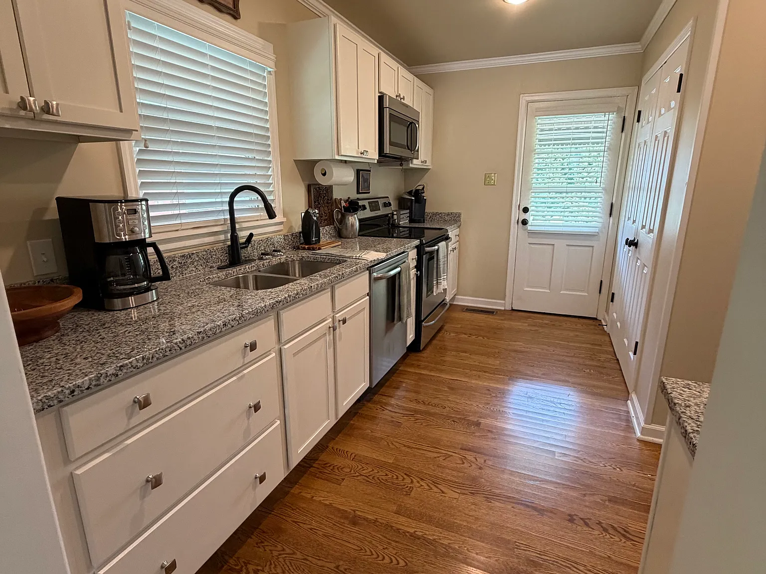 2 bed, 896 sqft, $3,200 — Photo 4