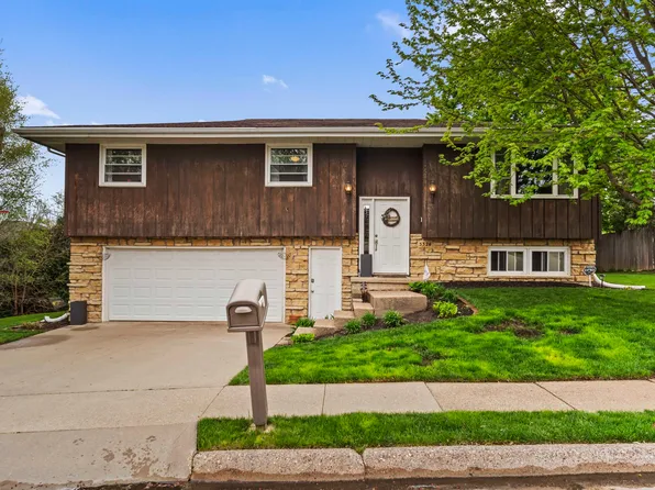 3326 Kimberly Dr, Dubuque, IA 52002