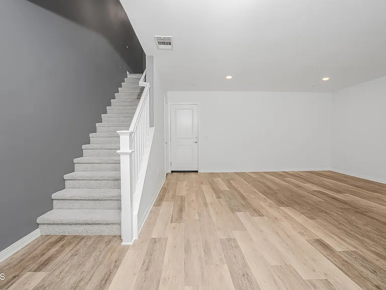 667 Pedro St — Photo 5
