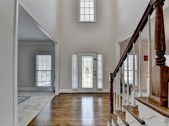 3rd image of 1400 Cresthaven Ln