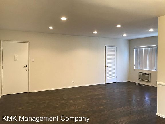 2nd image of 308 S Doheny Dr APT 5