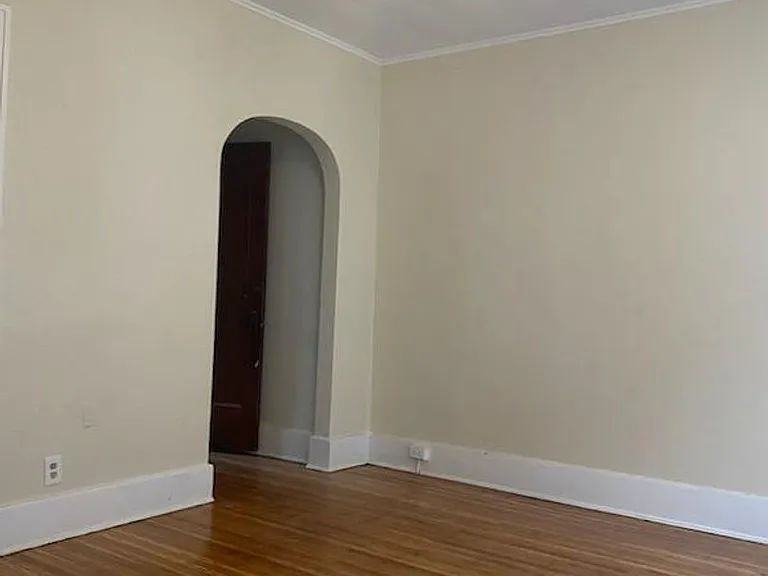 960 Dewey Ave — Photo 2
