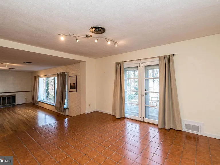 9322 W Parkhill Dr — Photo 22