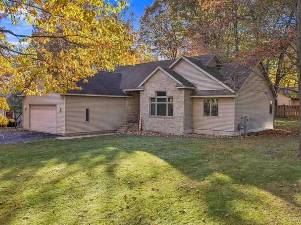 25 Sandy Ln, Gladstone, MI 49837