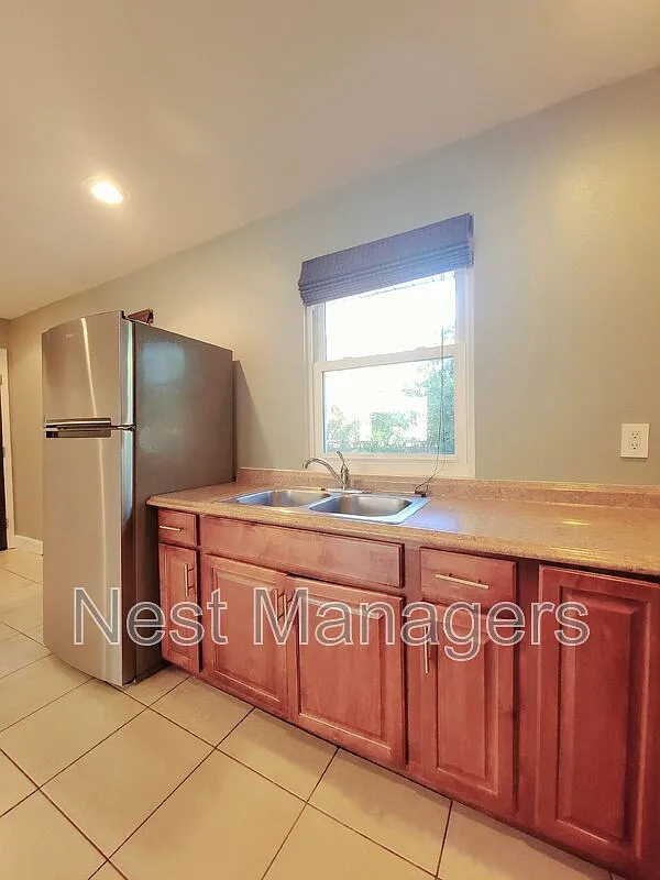 3 bed, 1.0 bath, 1100 sqft, $1,295 — Photo 2