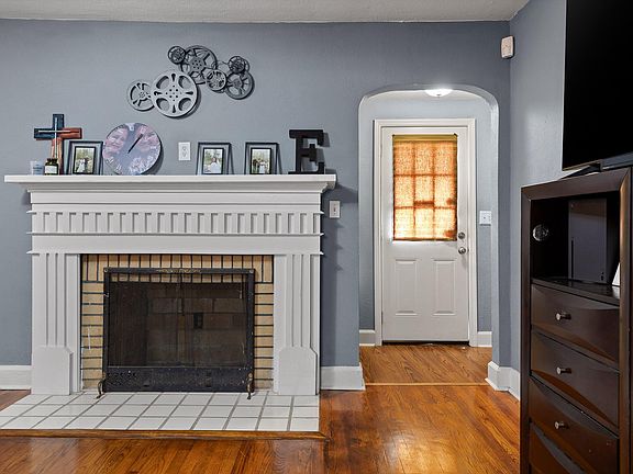 3rd image of 215 S Lovell Ave