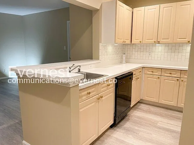 20283 Beechwood Ter #201 — Photo 4