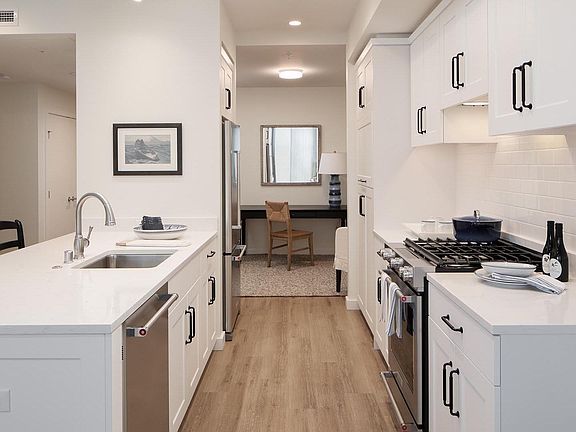 4th image of 630 Boren Ave N #719