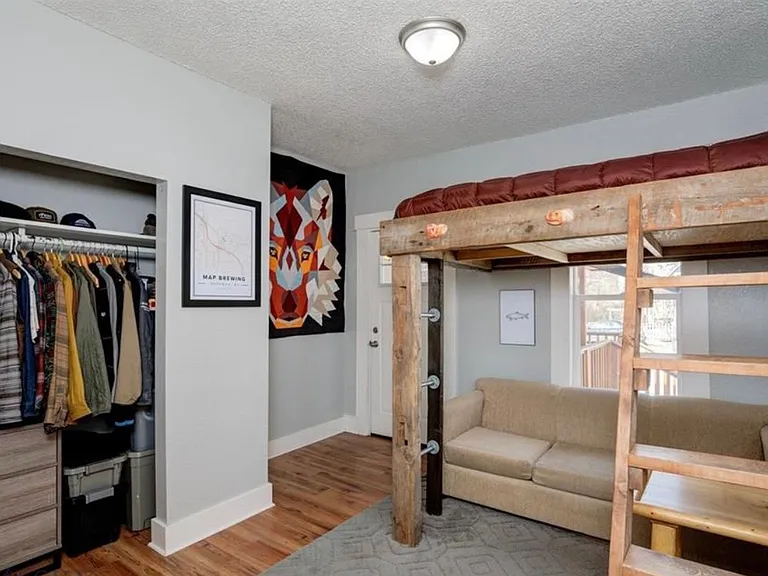 620 E Davis St — Photo 4