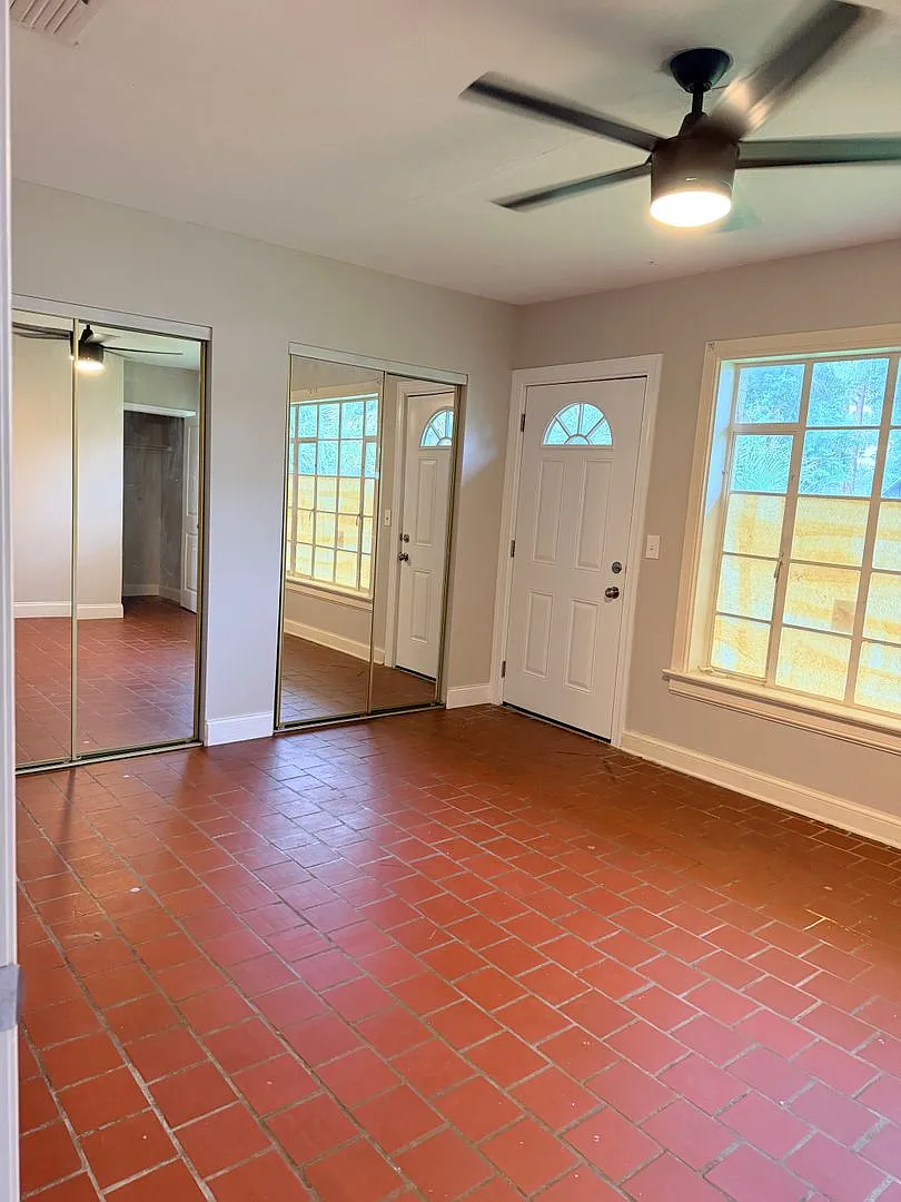 1 Bedroom 1 Bath Cottage — Photo 3