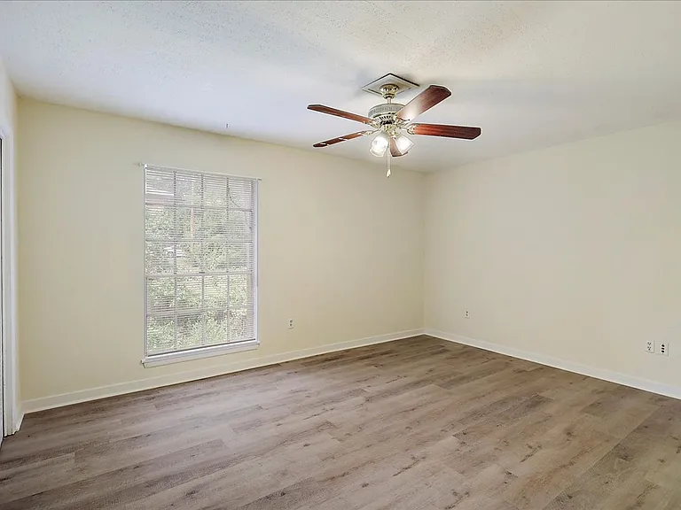 1140 Greymont Ave — Photo 7