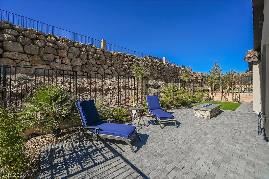 3 bed, 2.0 bath, 2028 sqft, $3,500 — Photo 2