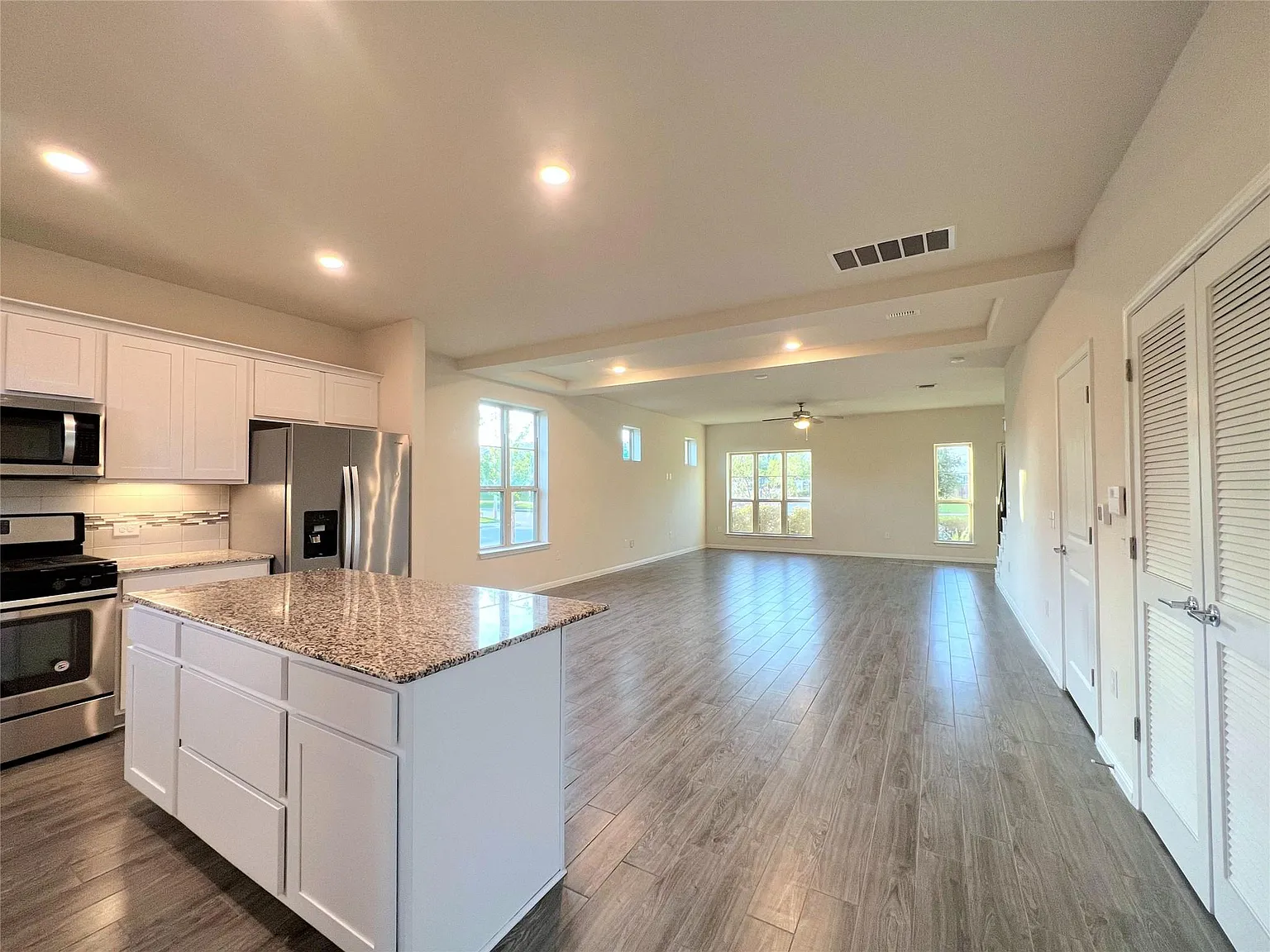 3 bed, 2.5 bath, 1840 sqft, $2,175 — Photo 4
