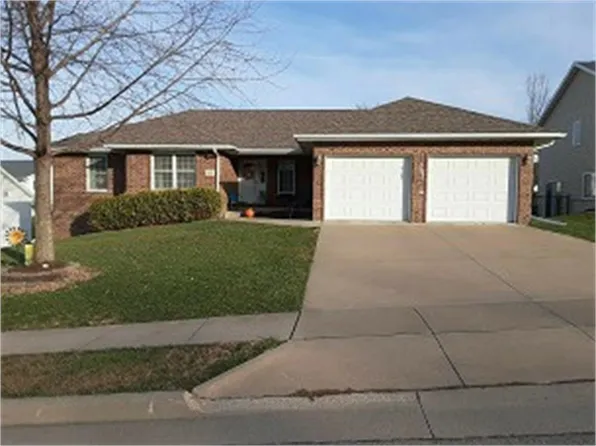 5117 Park Pl, Dubuque, IA 52002