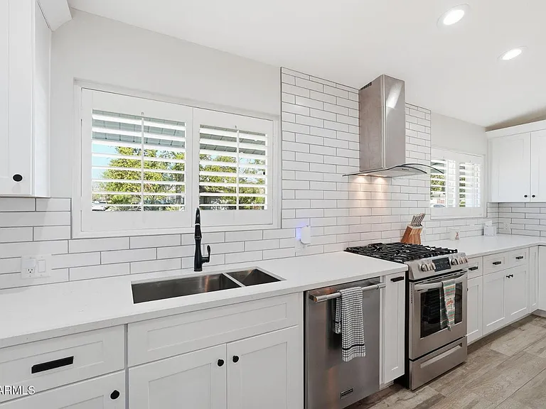 3041 E Elm St — Photo 13