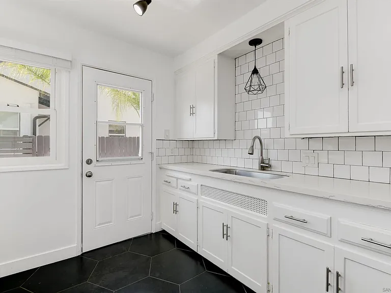 4774 College Ave — Photo 9