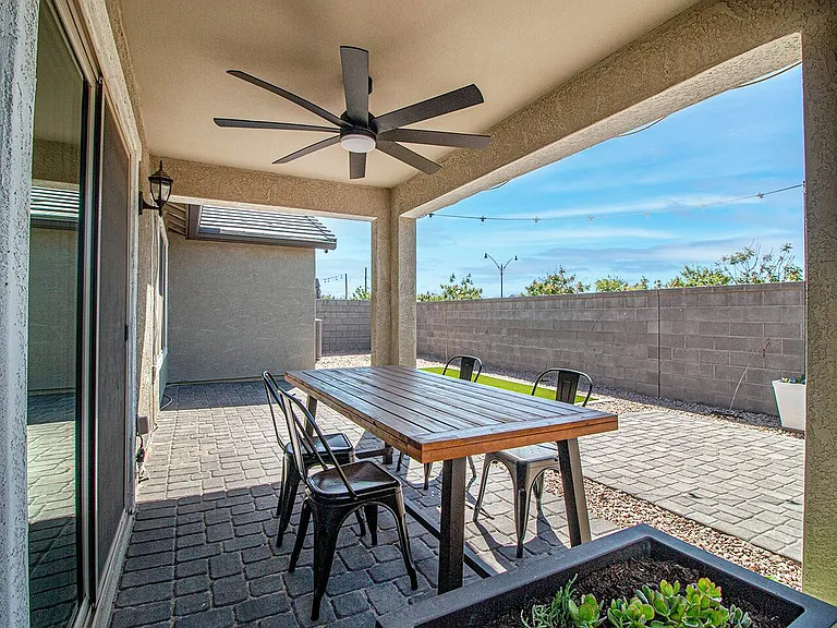 3915 E Liberty Ln — Photo 25