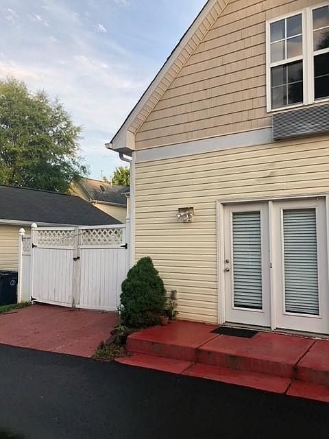 Private entrance with parking spot