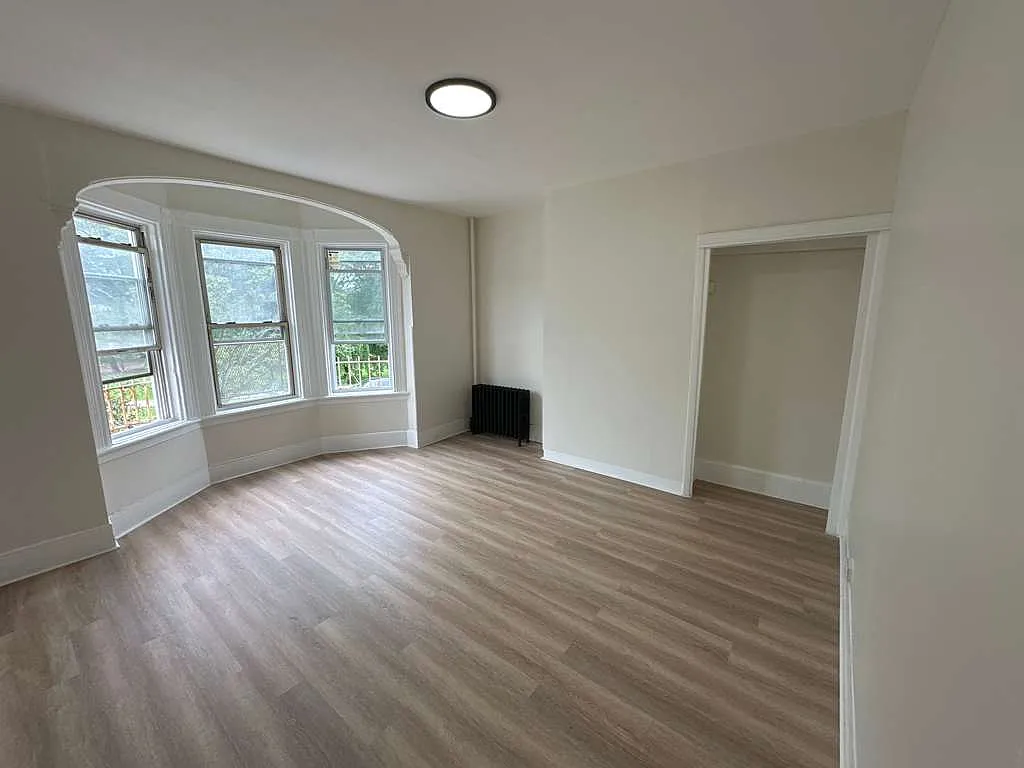 3 bed, 1049 sqft, $2,200 — Photo 4