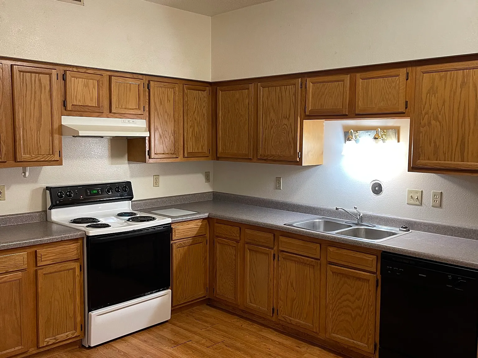 5 bed, 1350 sqft, $2,966 — Photo 2