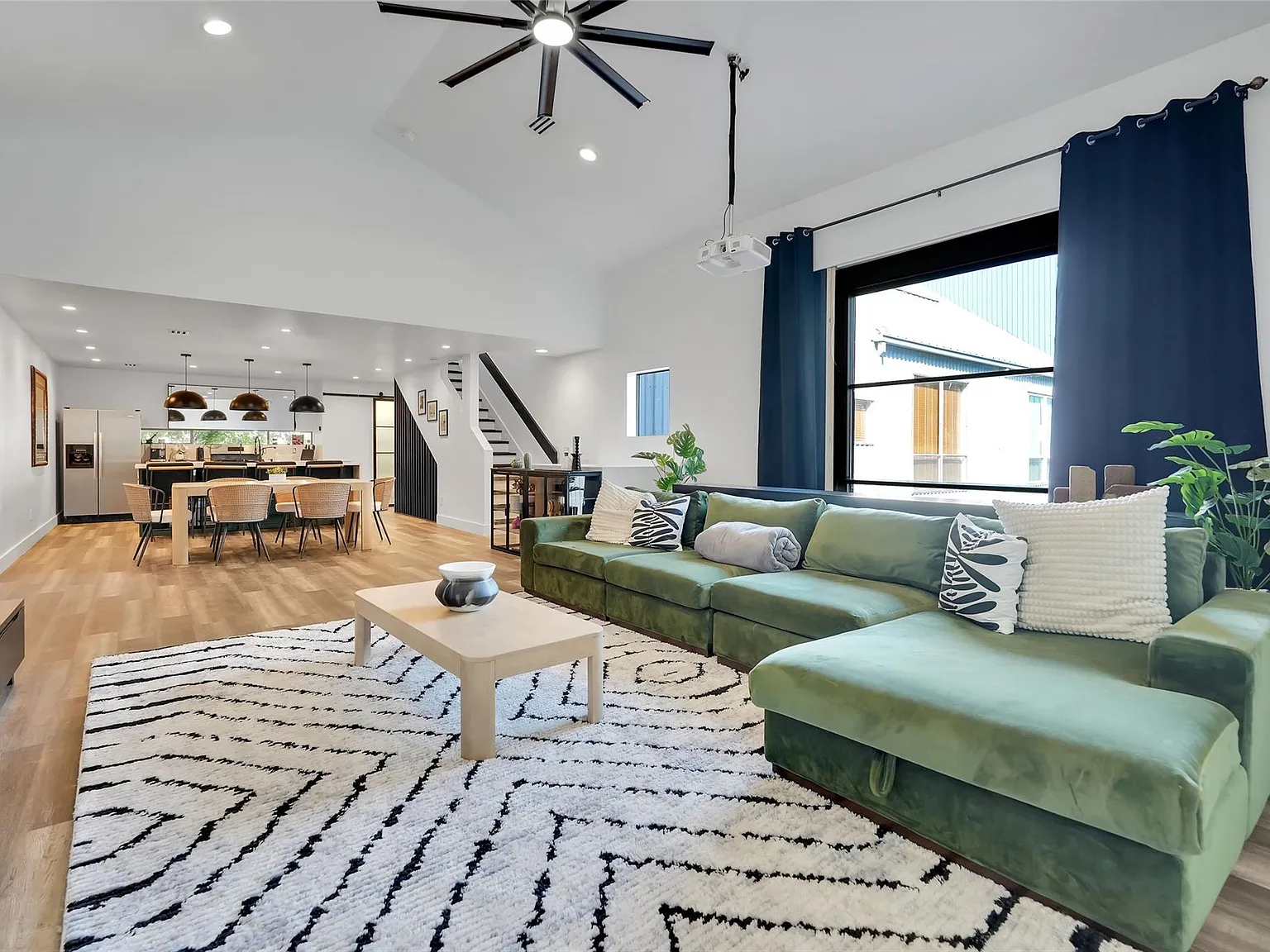 3 bed, 2.0 bath, 1872 sqft, $3,350 — Photo 4