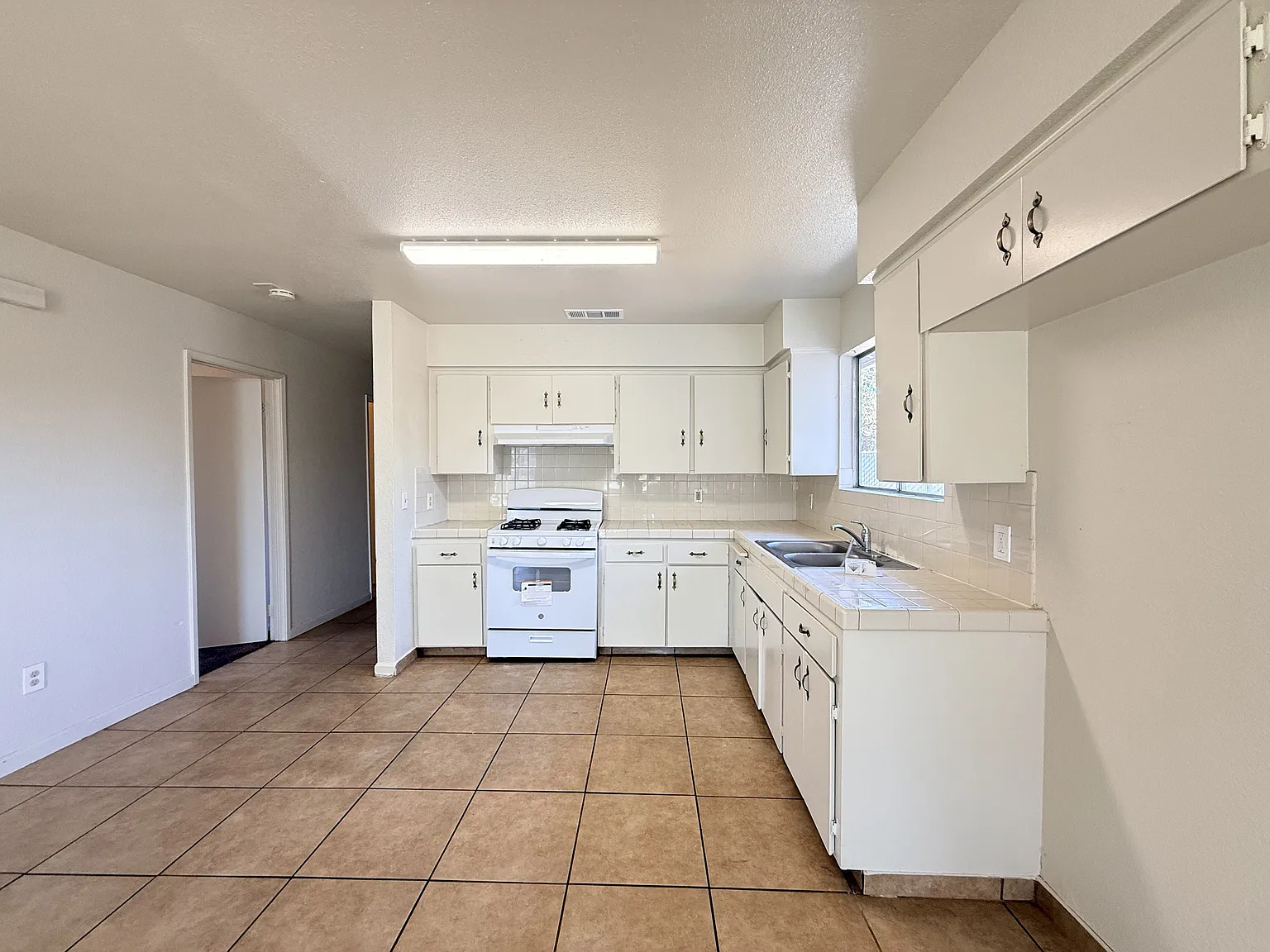 5 bed, 1392 sqft, $2,400 — Photo 2