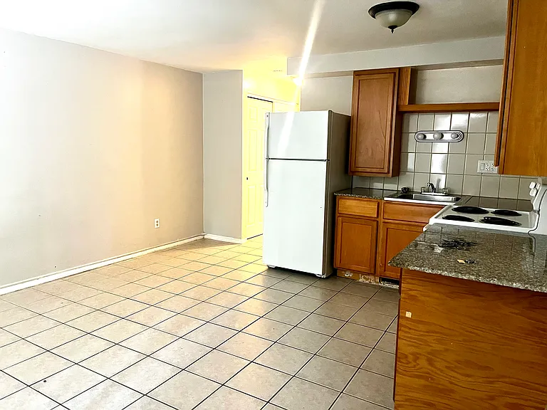 204 Crosswinds Dr — Photo 1