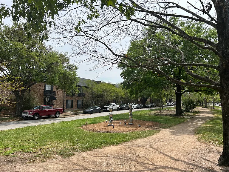 602 heights Blvd. - View from walk path.
38 Unit Apt Bldg.