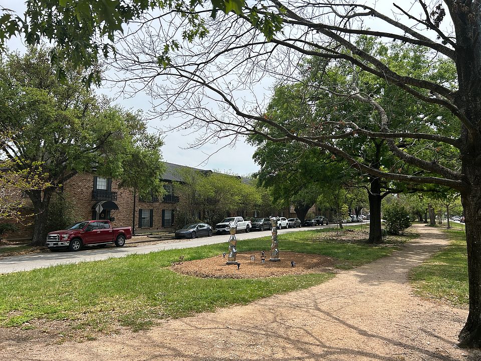 602 heights Blvd. - View from walk path.
38 Unit Apt Bldg.