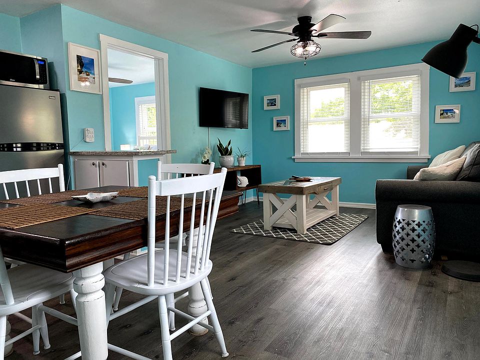 Living room/dining area