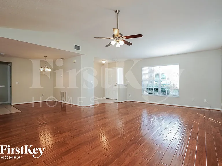 421 SE 19th St — Photo 3