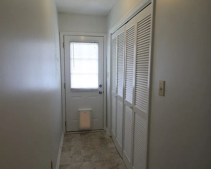 1077 Farm Pond Ln — Photo 6