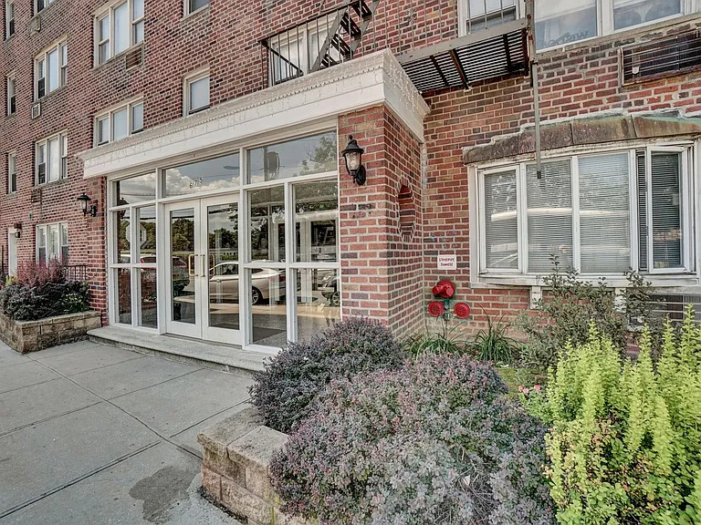 675 McLean Ave — Photo 5
