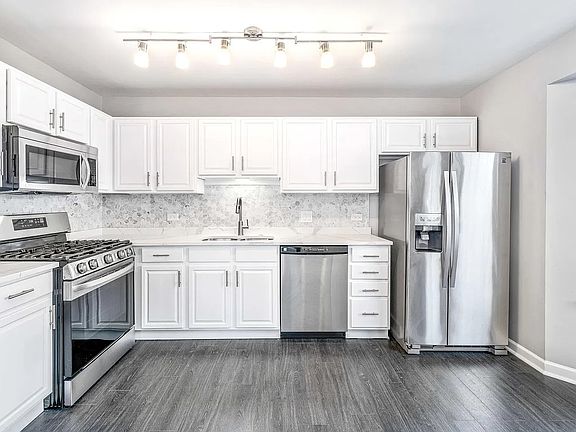 3rd image of 13843 Cambridge Cir