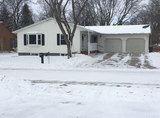 960 27th St, Spirit Lake, IA 51360
