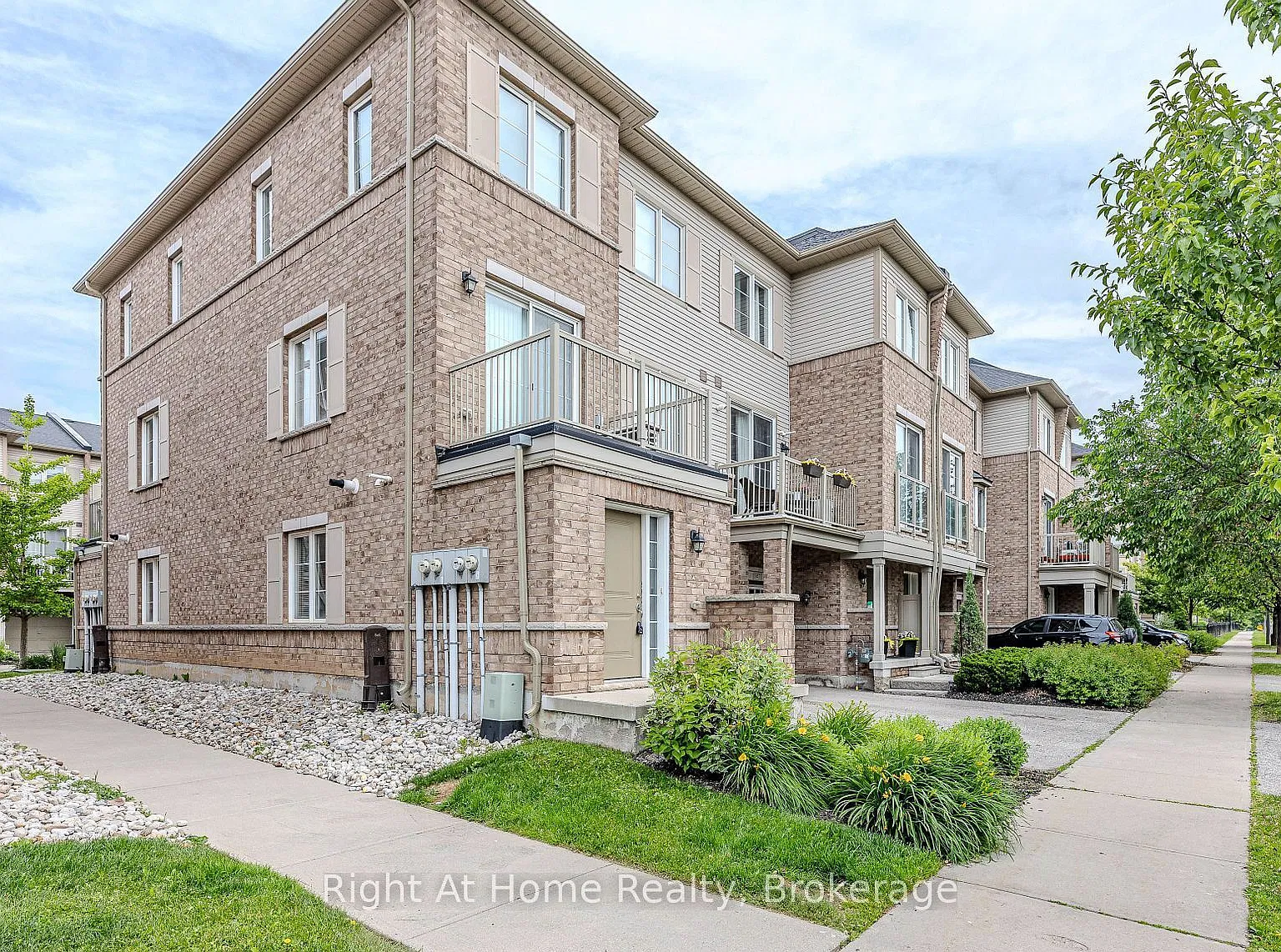 165 Hampshire Way — Photo 1
