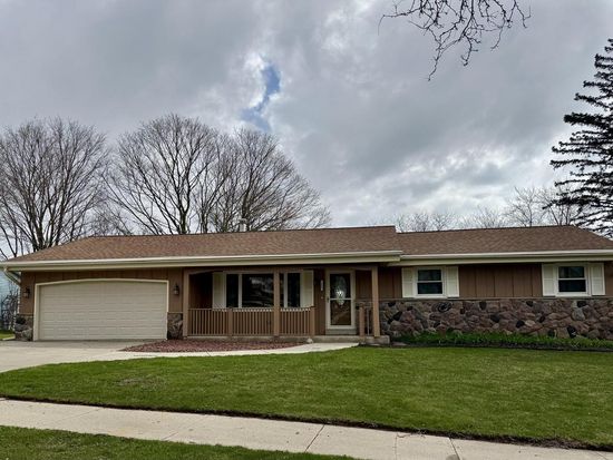1803 Sylvan WAY, West Bend, WI 53095